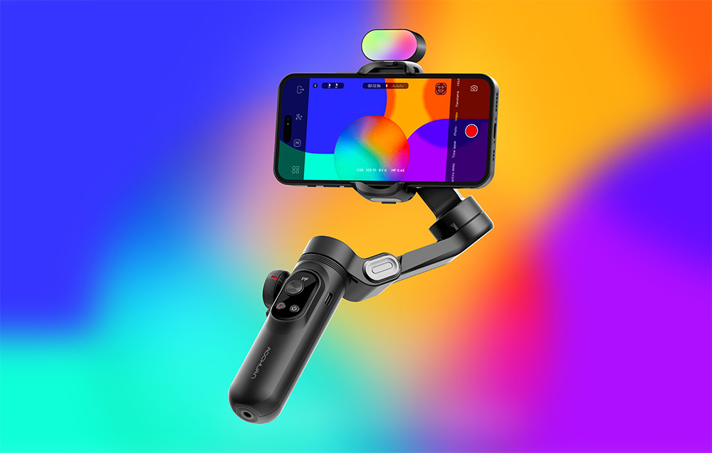 Ένα gimbal με smartphone και ένα πολύχρωμο φως RGB στην κορυφή, που παρουσιάζεται μπροστά από ένα ζωντανό, πολύχρωμο φόντο.