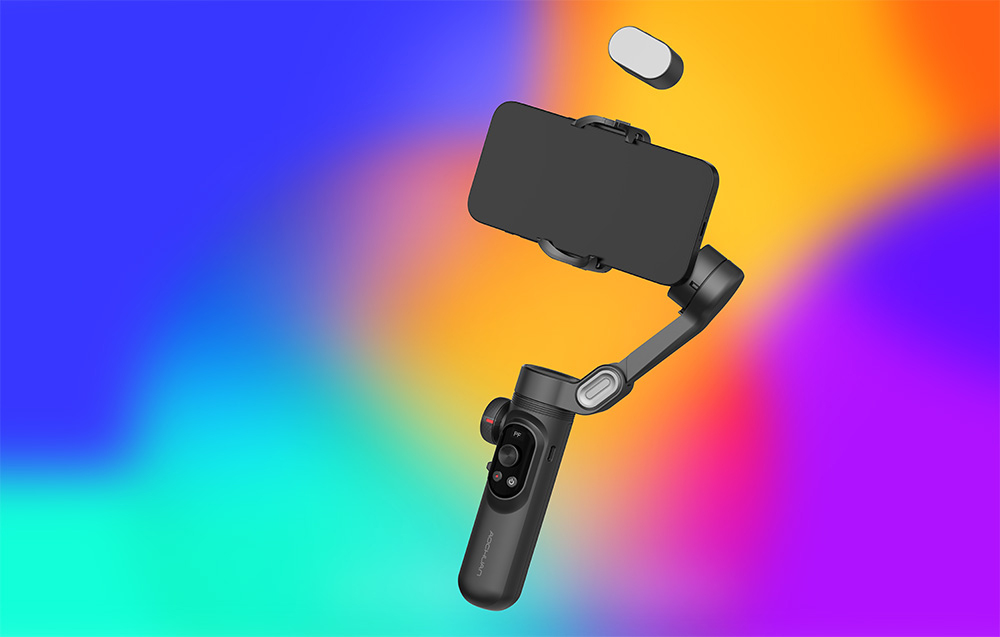 Ένα gimbal με ένα smartphone και μια αποσπασμένη μονάδα RGB που αιωρείται πάνω από τη συσκευή μπροστά από ένα πολύχρωμο φόντο.
