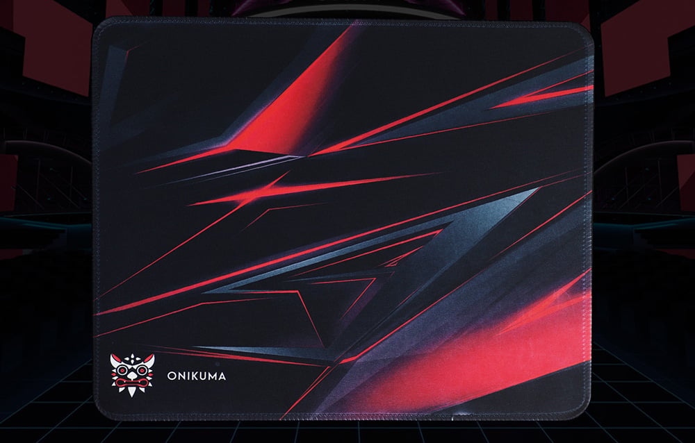 Μαύρο και κόκκινο mouse pad Onikuma πάνω σε σκούρο φόντο