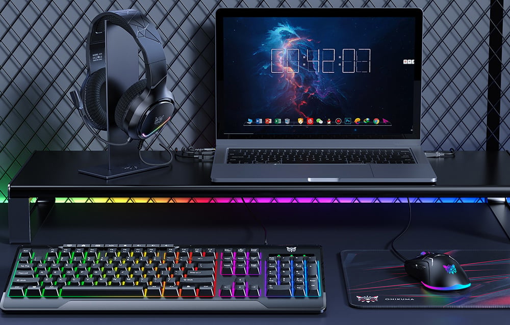 Σετ gaming Onikuma: πληκτρολόγιο, ποντίκι, βάση ποντικιού, ακουστικά και βάση βρίσκονται στο γραφείο δίπλα στον φορητό υπολογιστή