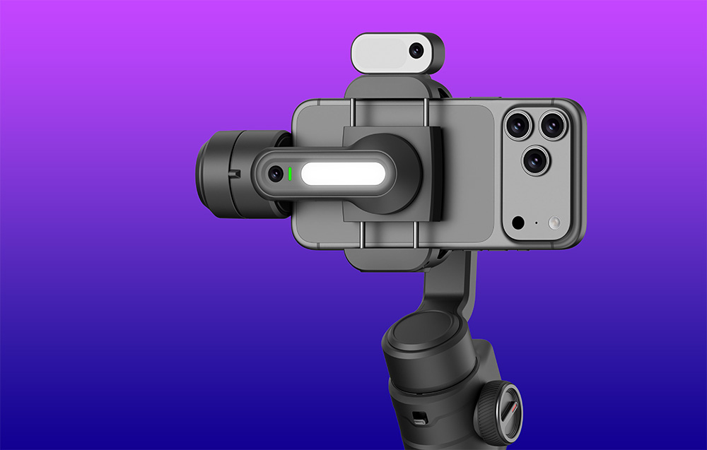 Κοντινό πλάνο της βάσης του gimbal με smartphone προσαρτημένο και ένα επιπλέον εξάρτημα ορατό από πίσω.