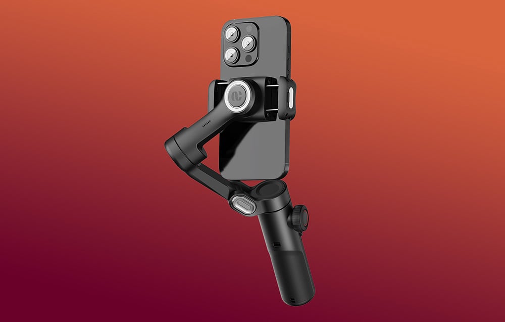 Gimbal με τοποθετημένο smartphone που φαίνεται από πίσω πάνω σε μονόχρωμο φόντο.
