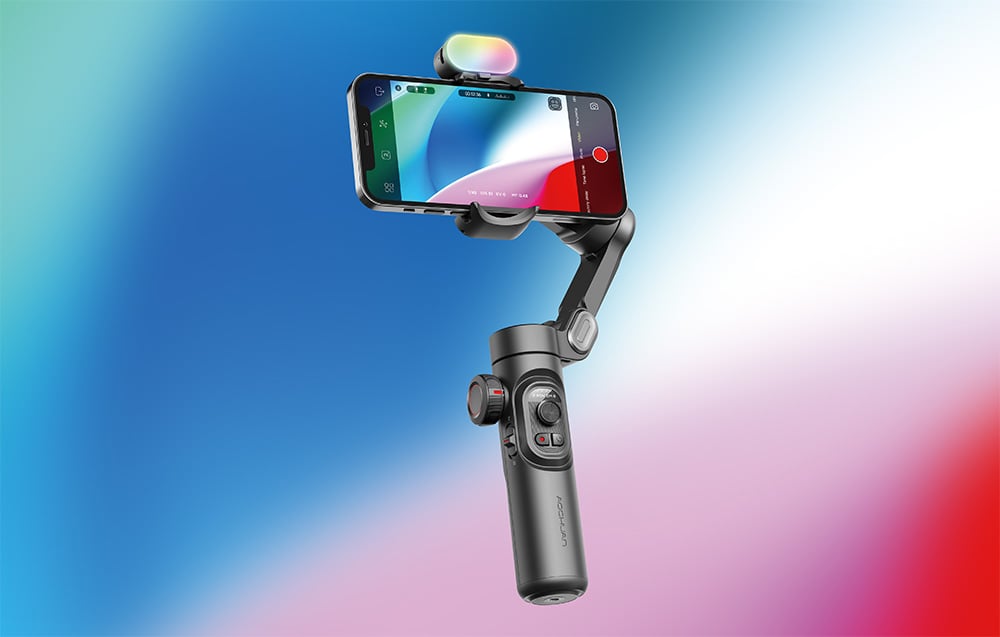 Gimbal με smartphone και πρόσθετο εξάρτημα στην κορυφή, σε φόντο με μπλε-κόκκινη διαβάθμιση.