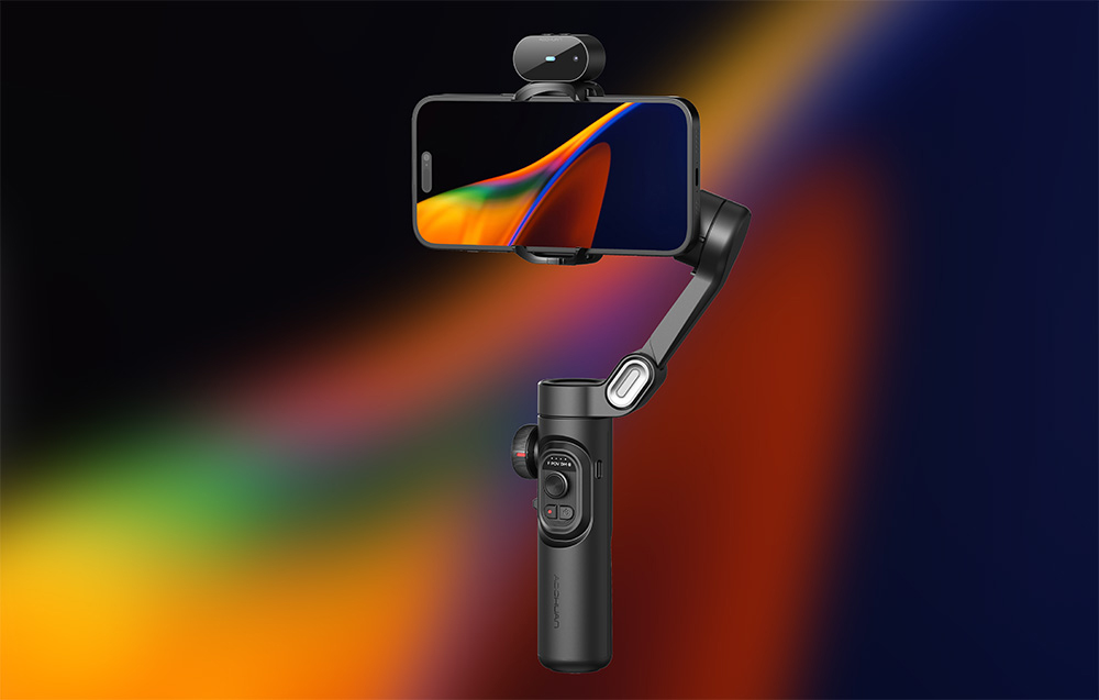 Ένα gimbal με ένα smartphone και ένα module στην κορυφή, που παρουσιάζεται μπροστά από ένα σκούρο, πολύχρωμο φόντο με ντεγκραντέ.