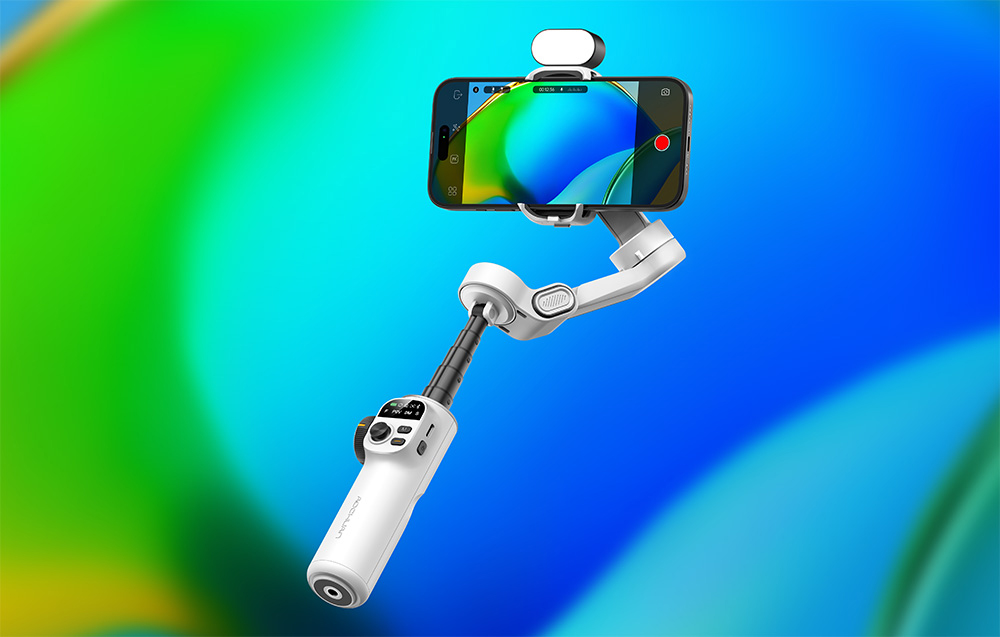 Ένα gimbal με ένα smartphone και ένα φως στην κορυφή, με φόντο μια κλίση σε αποχρώσεις του πράσινου και του μπλε.