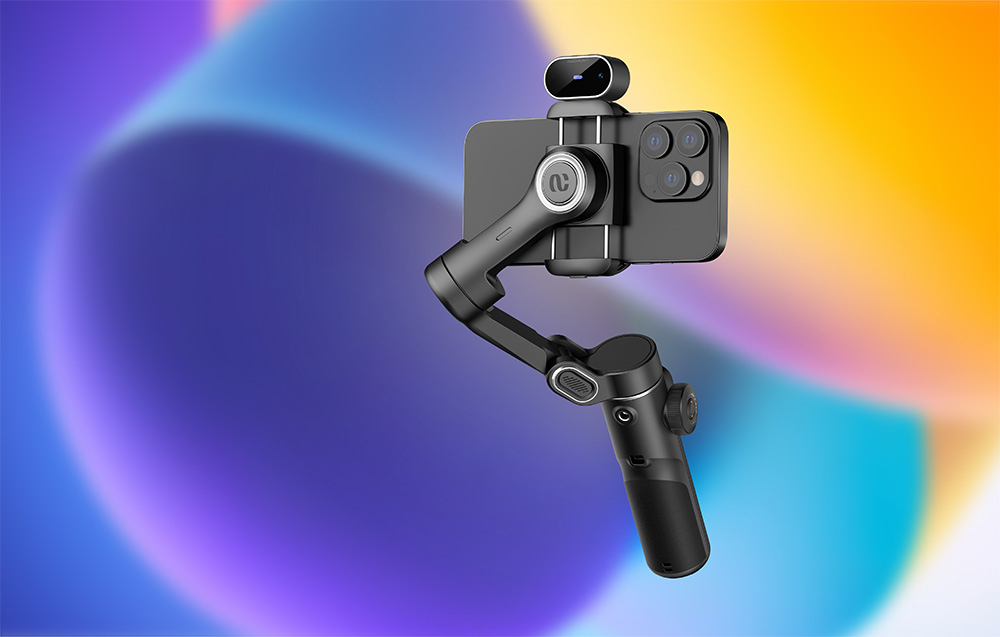 Ένα μαύρο gimbal με ένα smartphone και ένα AI module τοποθετημένο στην κορυφή, με φόντο ένα πολύχρωμο ντεγκραντέ.