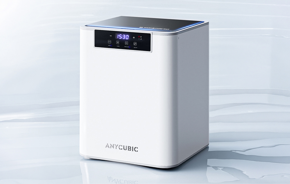 Συσκευή καθαρισμού και σκλήρυνσης Anycubic με οθόνη σε ανοιχτόχρωμο φόντο