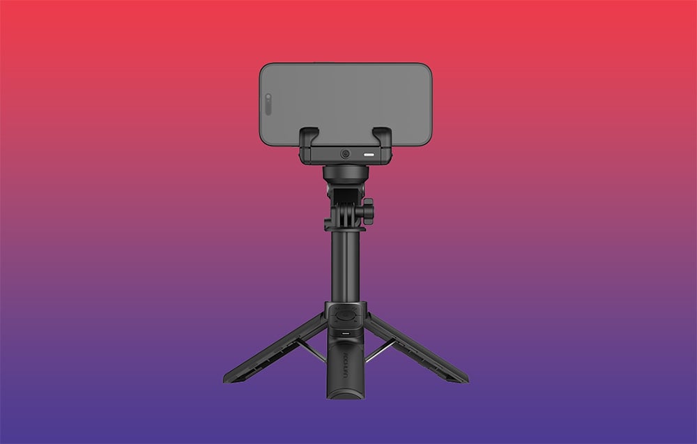 Gimbal με smartphone σε οριζόντια θέση τοποθετημένο σε μίνι τρίποδο, πίσω όψη, πάνω σε φόντο με κόκκινο-ιώδες ντεγκραντέ.