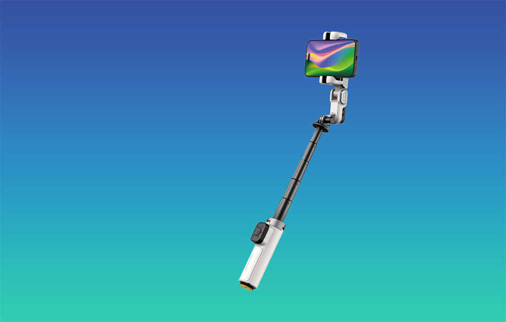 Λευκό gimbal με smartphone σε πλήρως εκτεταμένο βραχίονα πάνω σε μπλε-τυρκουάζ φόντο.