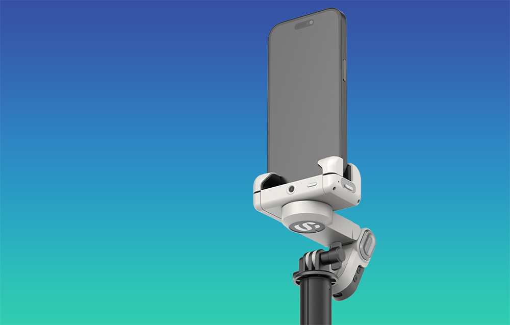 Κοντινό πλάνο της βάσης του gimbal με ένα smartphone τοποθετημένο κάθετα σε μπλε-τυρκουάζ φόντο.