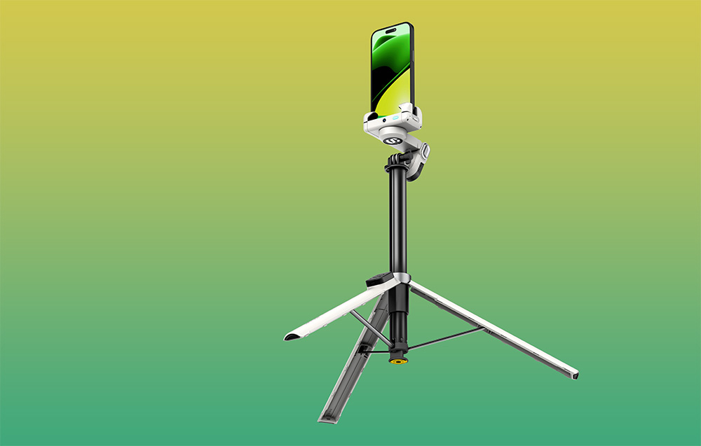 Ένα gimbal με ένα smartphone τοποθετημένο πάνω σε ένα ψηλό, επεκτεινόμενο τρίποδο μπροστά από ένα φόντο με κίτρινο-πράσινο ντεγκραντέ.