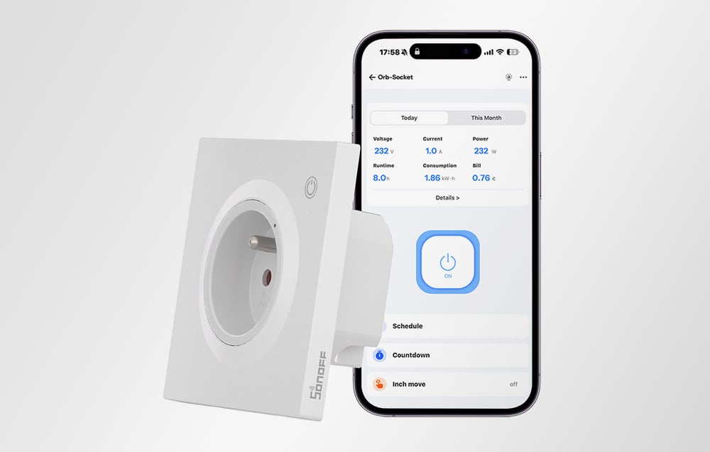 Ένα έξυπνο βύσμα Sonoff, δίπλα σε ένα smartphone με την εφαρμογή ανοιχτή