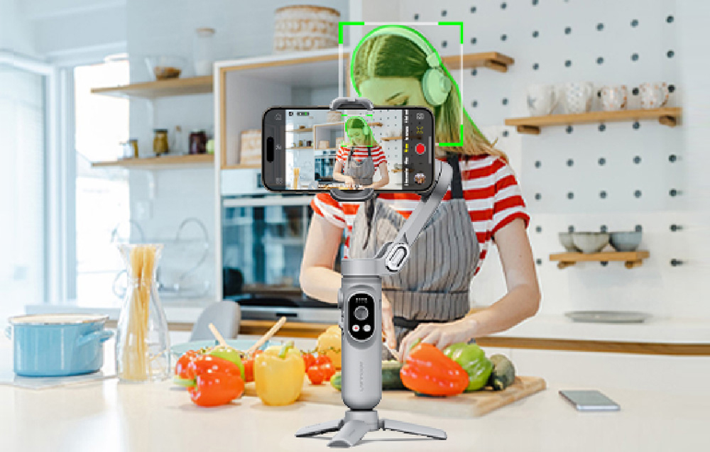 Ένα gimbal σε ένα μίνι τρίποδο που καταγράφει μια γυναίκα που μαγειρεύει στην κουζίνα με ενεργοποιημένη την παρακολούθηση προσώπου.