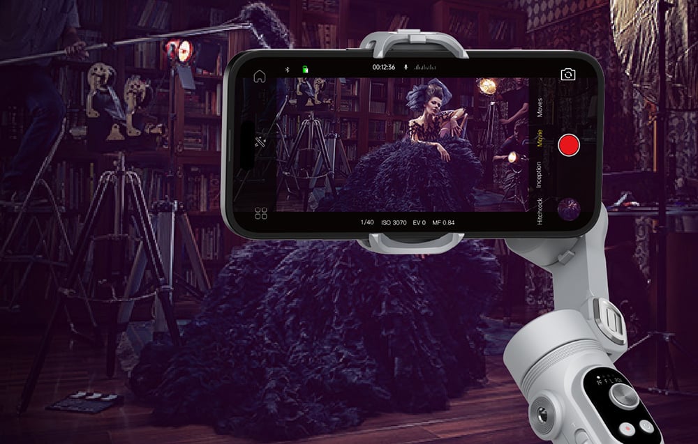 Ένα gimbal με smartphone που καταγράφει μια κομψή φωτογράφιση σε ένα ατμοσφαιρικό στούντιο με vintage διακόσμηση.