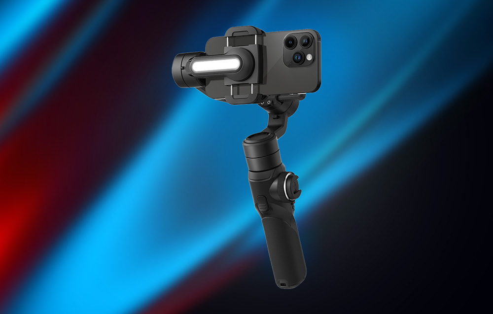 Ένα μαύρο gimbal με smartphone και λάμπα φωτισμού σε φόντο με μπλε ναυτικό ντεγκραντέ.