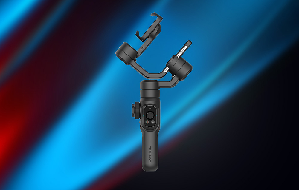 Ένα μαύρο gimbal χωρίς smartphone, που δείχνει τον μηχανισμό τριών αξόνων του, σε φόντο μπλε ναυτικού χρώματος.