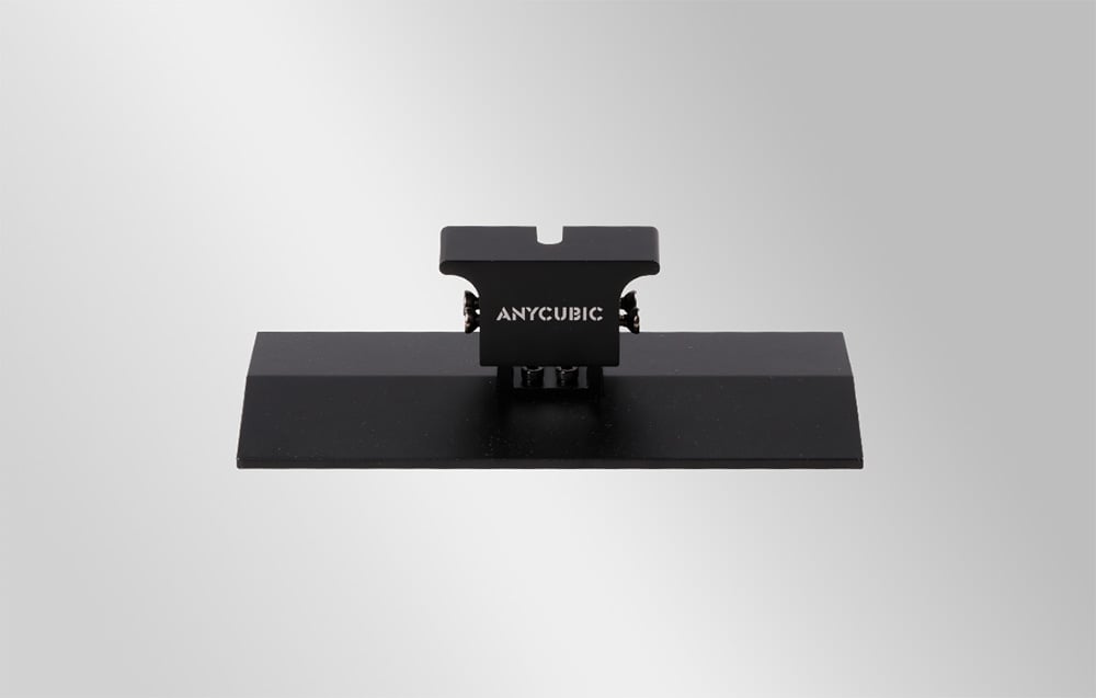 Μαύρη πλάκα κατασκευής Anycubic με λεία, επίπεδη επιφάνεια και λαβή στήριξης στην κορυφή.