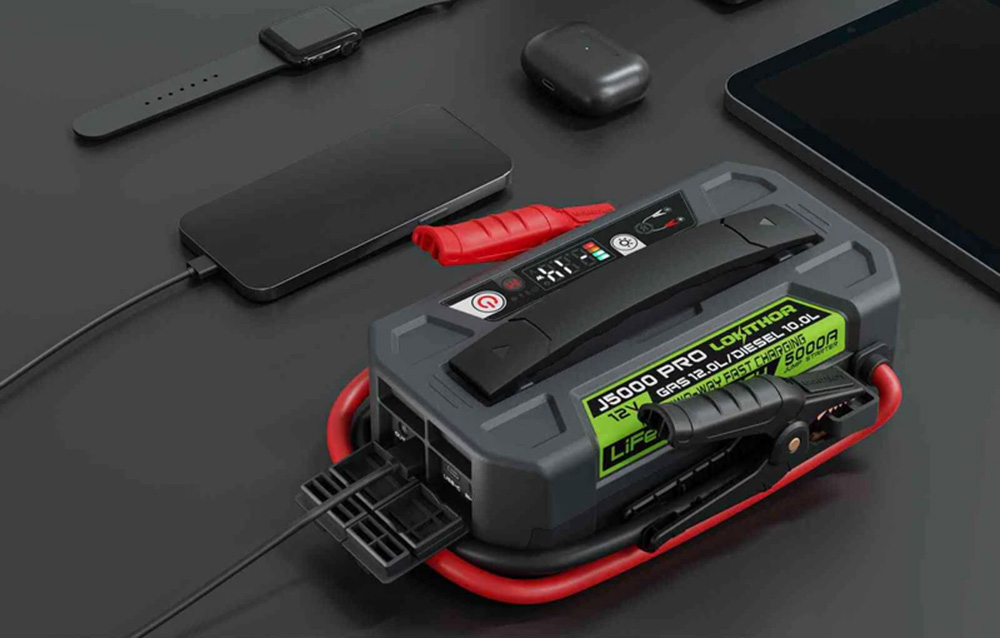 Η συσκευή λειτουργεί ως power bank, φορτίζοντας ένα smartphone και ένα ρολόι μέσω καλωδίων συνδεδεμένων στις πλευρικές θύρες.