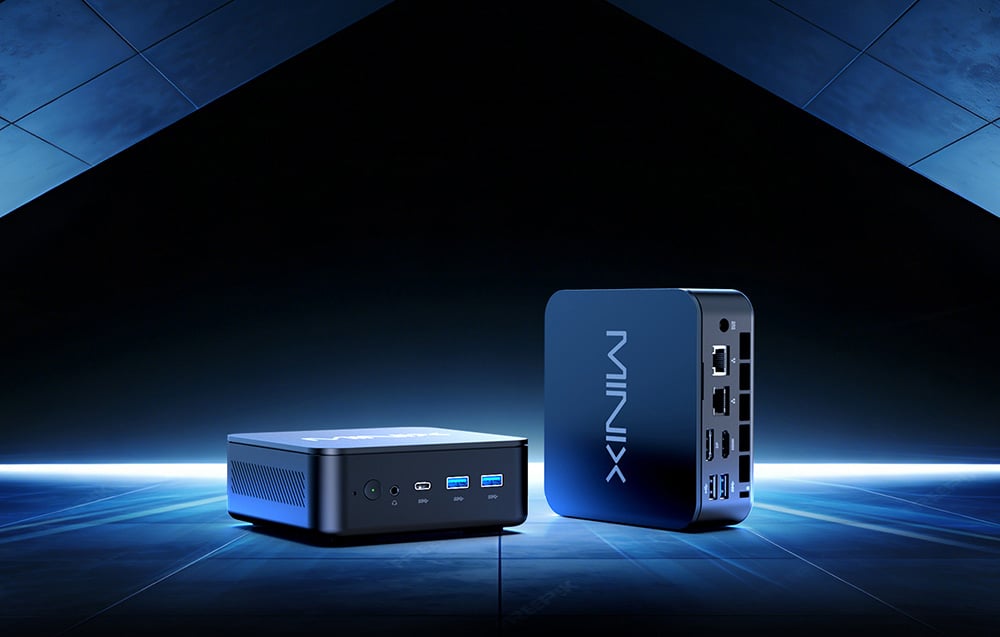 Δύο μαύροι μίνι υπολογιστές Minix τοποθετημένοι δίπλα-δίπλα σε ένα μοντέρνο μπλε φόντο.
