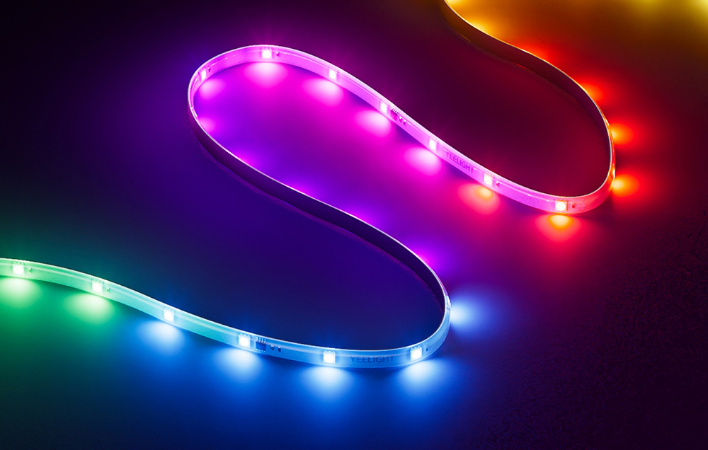 Λωρίδα LED που λάμπει σε διάφορα χρώματα