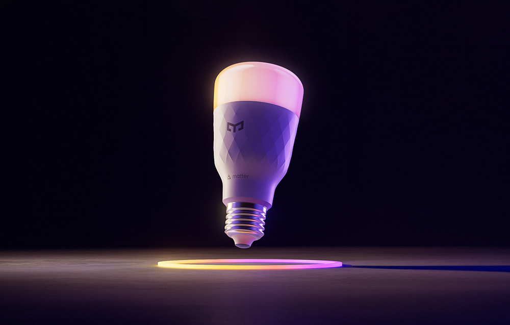 Έξυπνος λαμπτήρας Yeelight σε σκούρο φόντο με χρωματιστό κύκλο