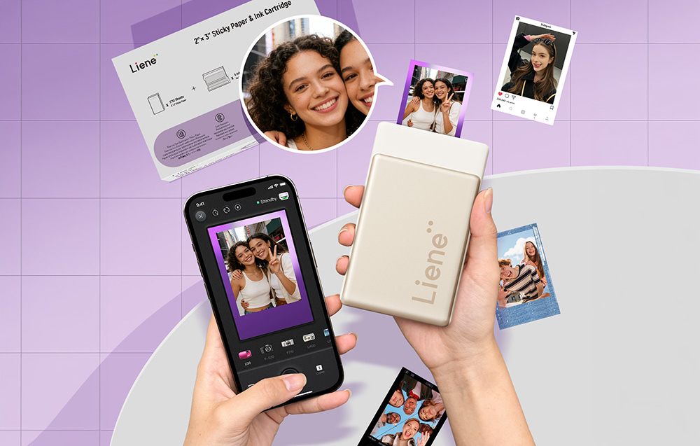 Χέρια που κρατούν τον εκτυπωτή Liene και ένα smartphone με εφαρμογή επεξεργασίας φωτογραφιών, με εκτυπωμένες φωτογραφίες και ένα πακέτο χαρτιού ορατά γύρω τους