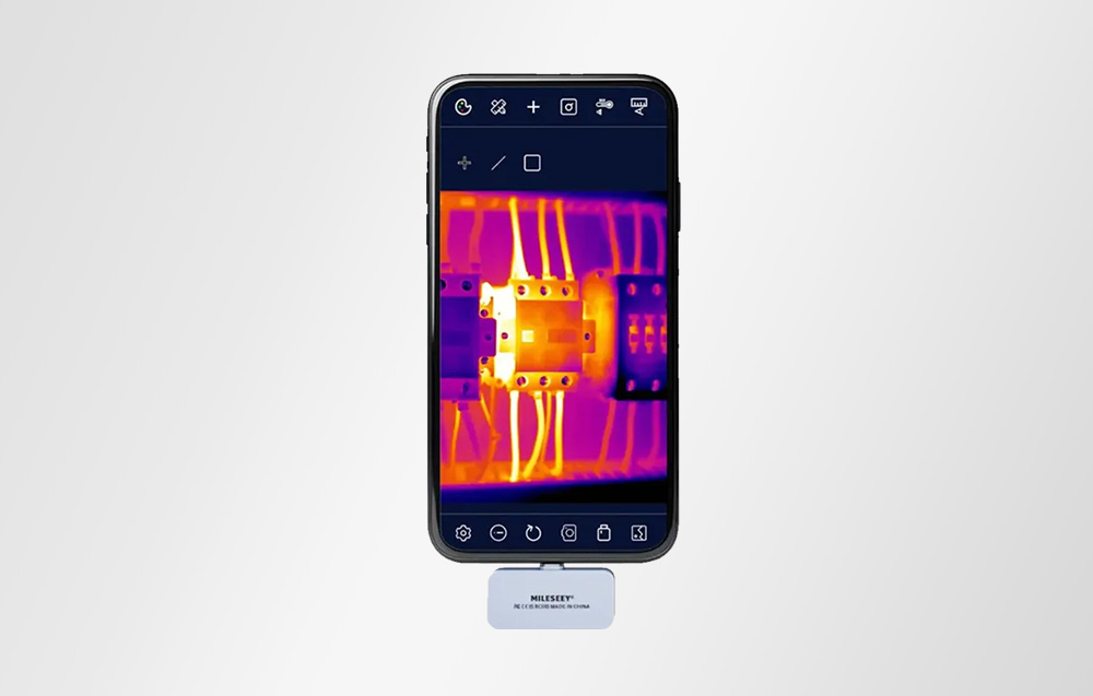 Μια θερμική κάμερα συνδεδεμένη σε smartphone εμφανίζει έγχρωμη εικόνα υπερθερμανθέντων ηλεκτρικών καλωδίων.