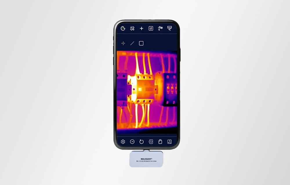 Μια θερμική κάμερα συνδεδεμένη σε smartphone εμφανίζει έγχρωμη εικόνα υπερθερμανθέντων ηλεκτρικών καλωδίων.