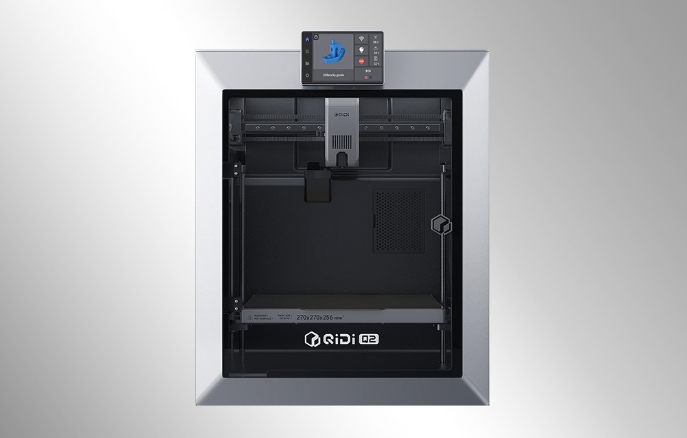 Πρόσοψη του εκτυπωτή 3D QIDI Q2 με οθόνη αφής και κλειστό θάλαμο κατασκευής