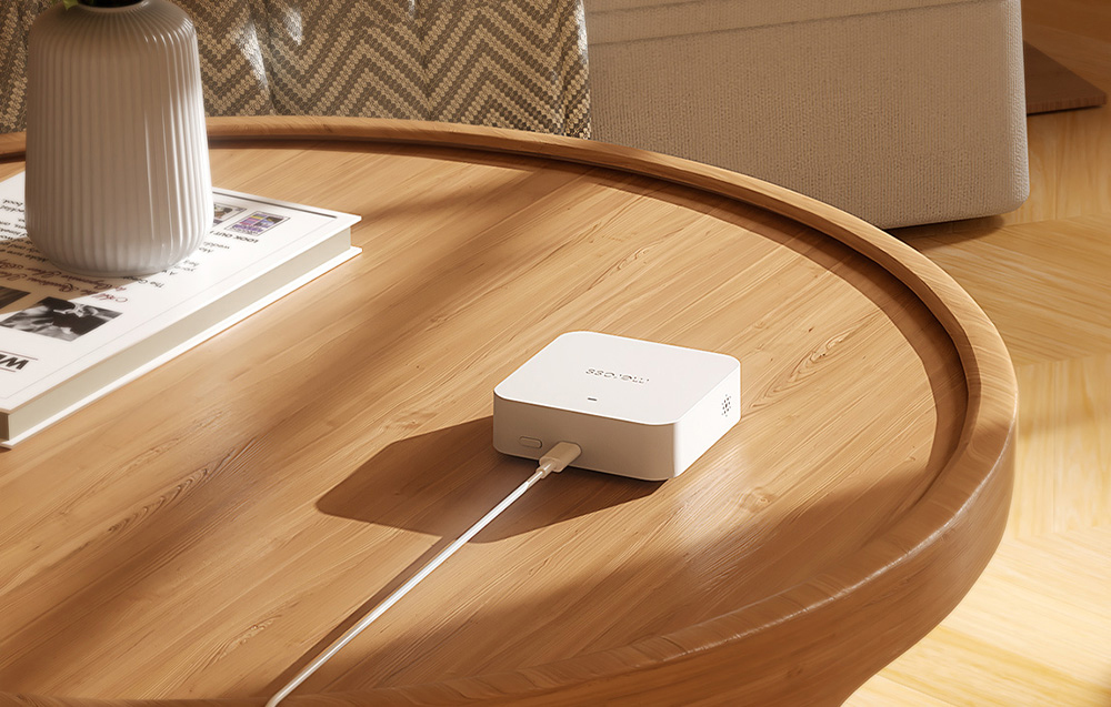Έξυπνη πύλη Wi-Fi MEROSS συνδεδεμένη με καλώδιο, τοποθετημένη πάνω σε ξύλινο τραπέζι