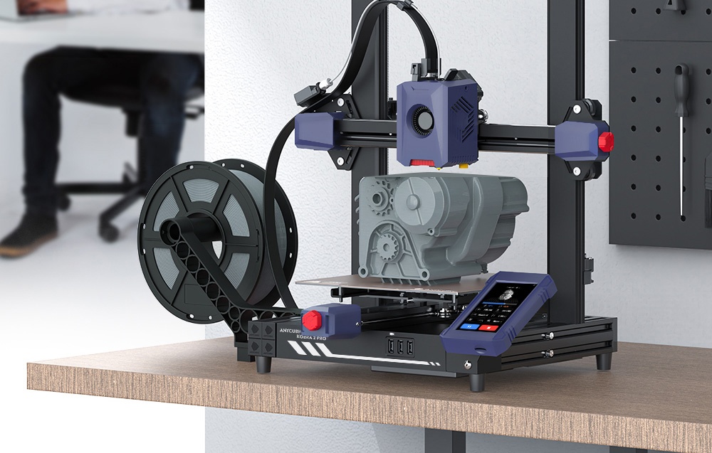 3D εκτυπωτής με νήμα πάνω σε ξύλινη επιφάνεια
