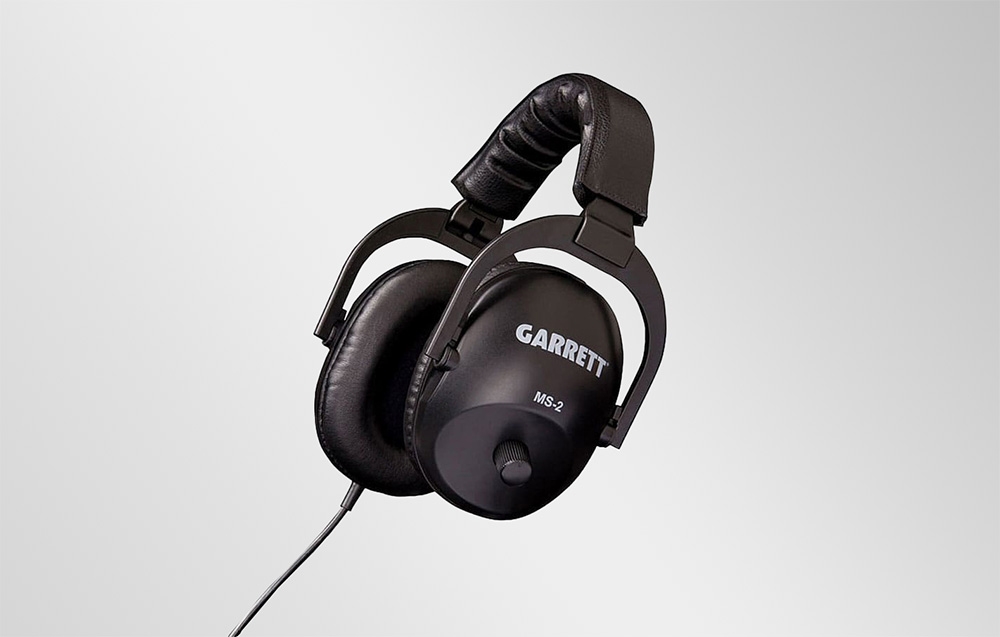 Ακουστικά Garrett MS-2 με μαύρα μαξιλαράκια και μαλακό στήριγμα κεφαλής σε ανοιχτόχρωμο φόντο.