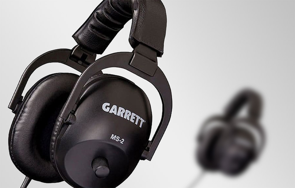 Ακουστικά Garrett στο προσκήνιο με θολωμένο φόντο που δείχνει ένα δεύτερο ζευγάρι.