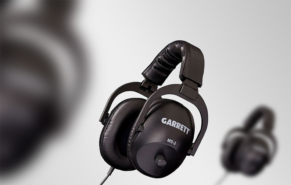 Μια καλλιτεχνική λήψη των ακουστικών Garrett MS-2 με εντυπωσιακό θόλωμα στο φόντο και στις δύο πλευρές.