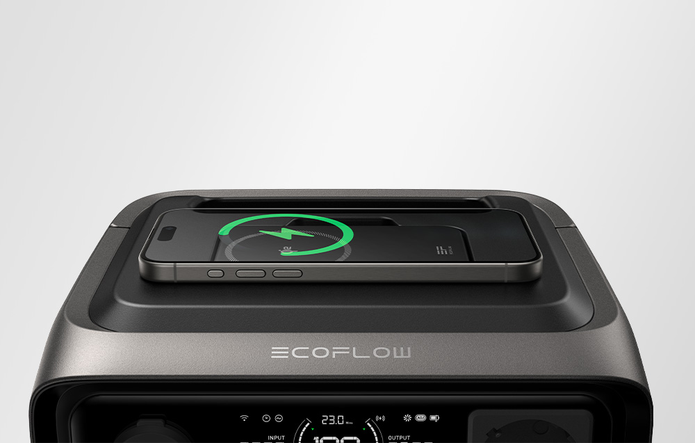 Ένας σταθμός τροφοδοσίας EcoFlow με ένα smartphone που φορτίζεται ασύρματα πάνω του