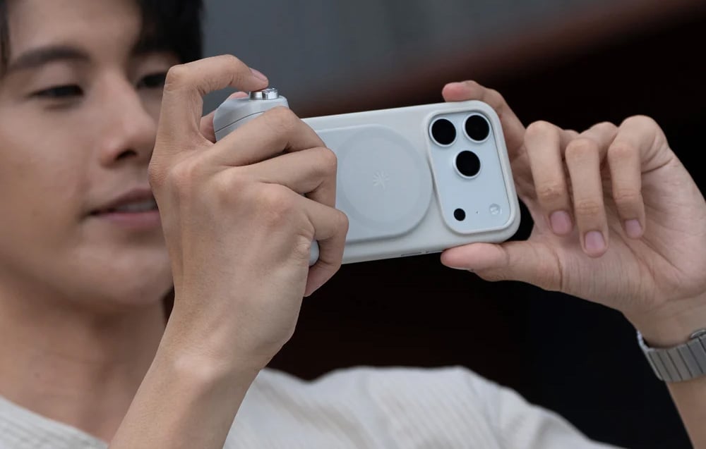 Ένα άτομο που κρατά ένα smartphone με λαβή και τραβάει φωτογραφία οριζόντια