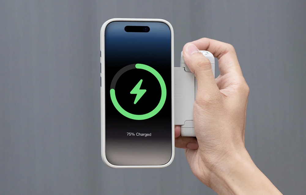 Ένα smartphone με λαβή δείχνει μια οθόνη ασύρματης φόρτισης στο 75%