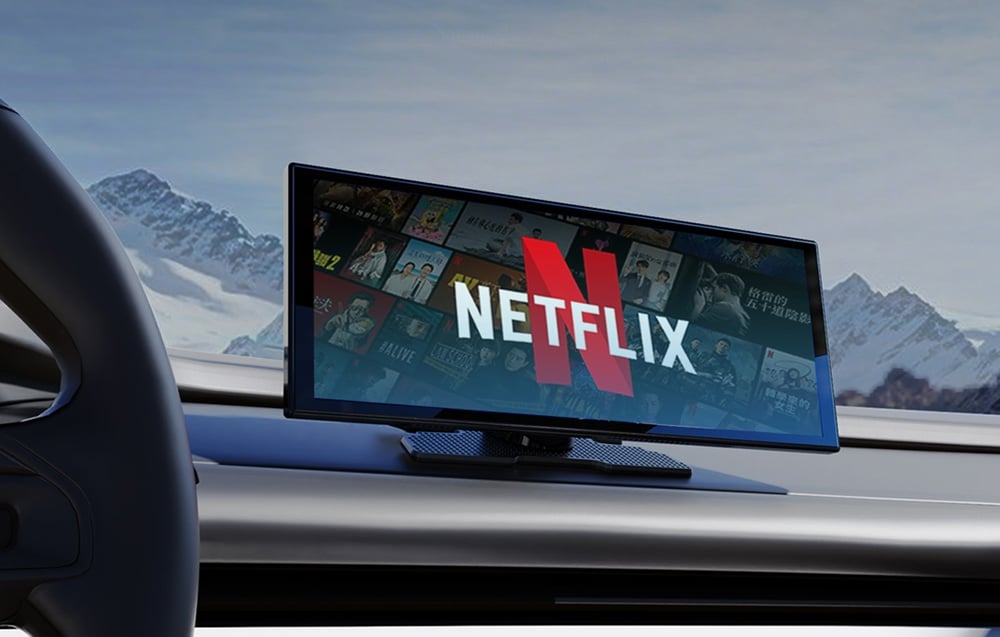Φορητή οθόνη αυτοκινήτου με το λογότυπο Netflix τοποθετημένη στο ταμπλό του αυτοκινήτου