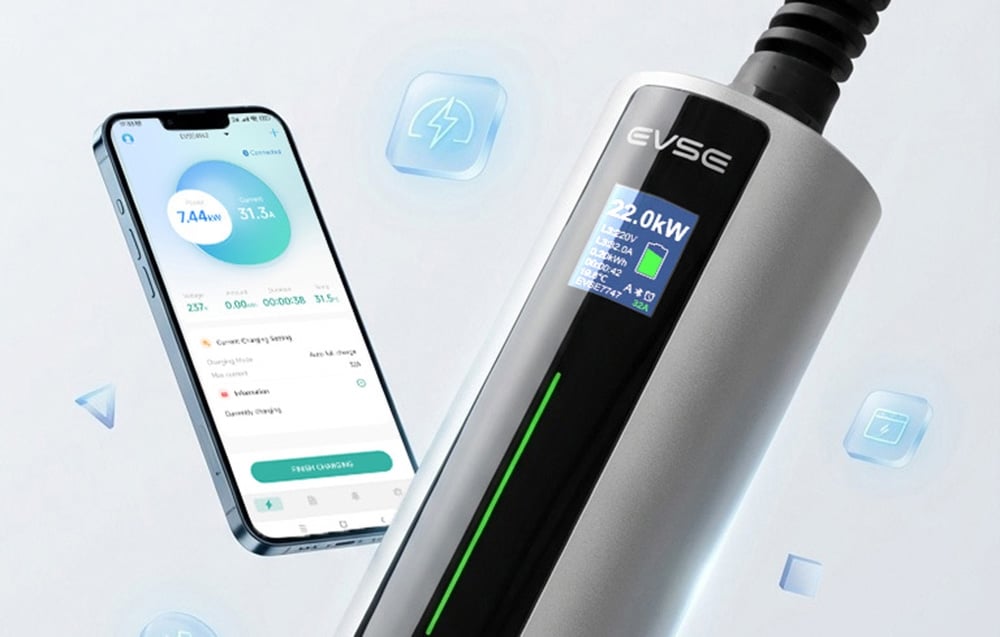 Ένα smartphone με την εφαρμογή ανοιχτή και ένας φορτιστής ηλεκτρικών αυτοκινήτων