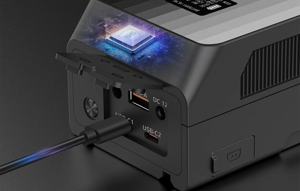 Κοντινό πλάνο των θυρών USB και DC της μπαταρίας και των γραφικών του επεξεργαστή BMS κάτω από το περίβλημα, που είναι υπεύθυνος για την ασφάλεια.