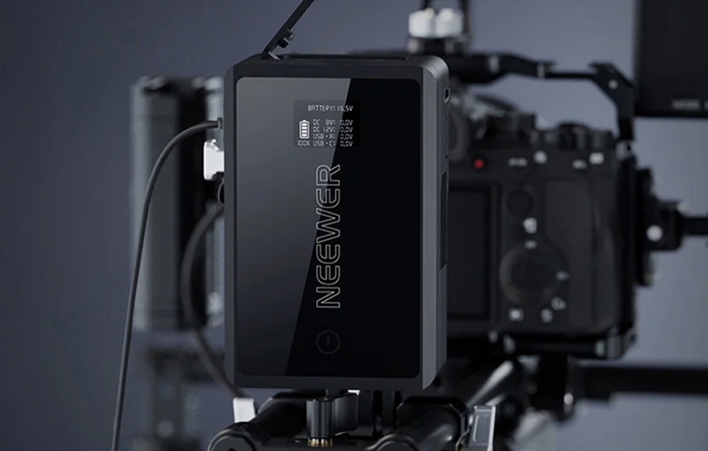 Μια μπαταρία Neewer V-Mount με οθόνη LCD τοποθετημένη σε επαγγελματικό στήριγμα κινηματογράφησης με κάμερα.