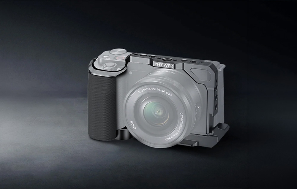 Φωτογραφική μηχανή Sony εξοπλισμένη με ένα μαύρο, ειδικά σχεδιασμένο κλουβί Neewer με εργονομική λαβή.