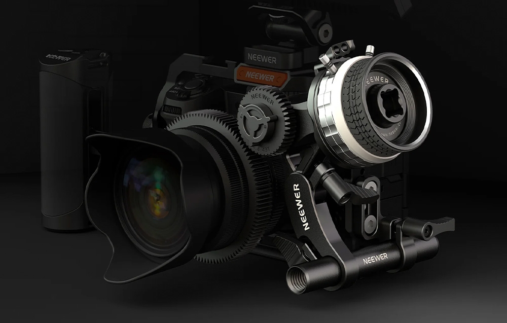 Ο επαγγελματικός μηχανισμός mini follow focus της Neewer τοποθετημένος σε φακό κάμερας σε σκοτεινό περιβάλλον.