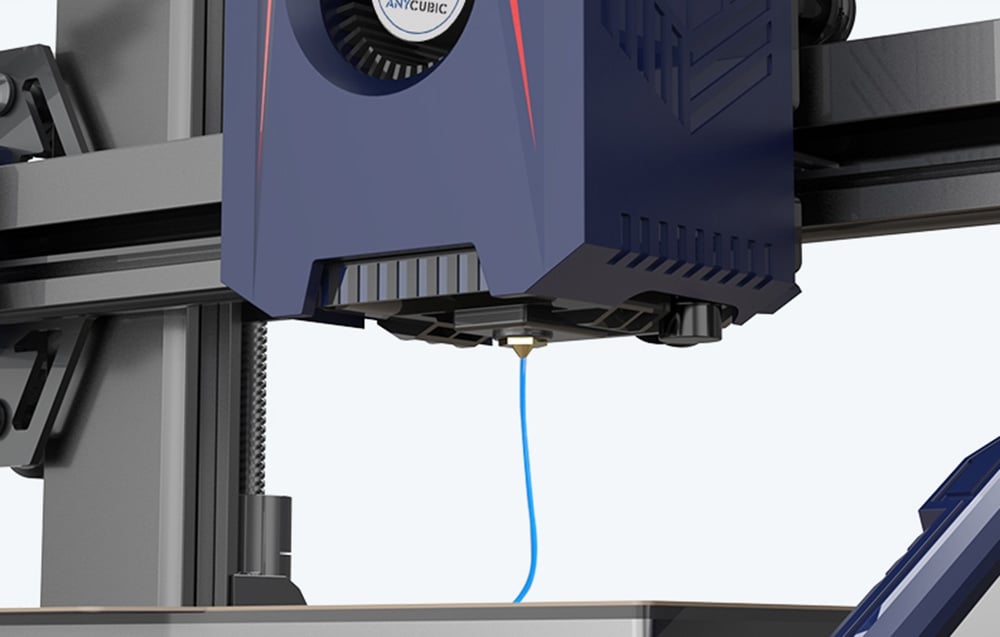 Μια κεφαλή εκτυπωτή 3D Anycubic από την οποία βγαίνει ένα λεπτό, μπλε νήμα