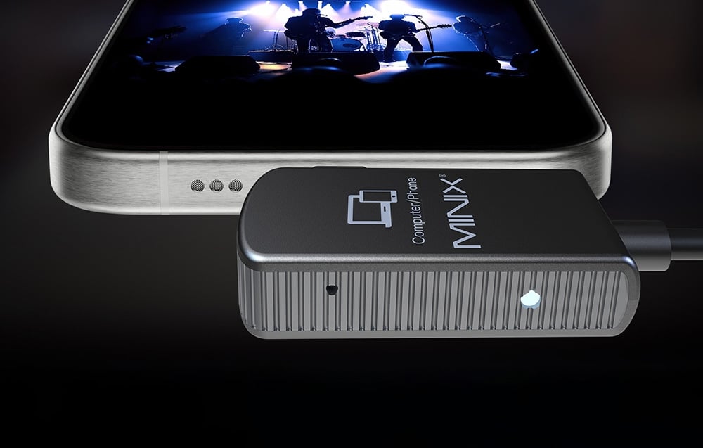 Προσαρμογέας MINIX συνδεδεμένος σε smartphone που προβάλλει μια ηχογράφηση συναυλίας σε σκούρο φόντο