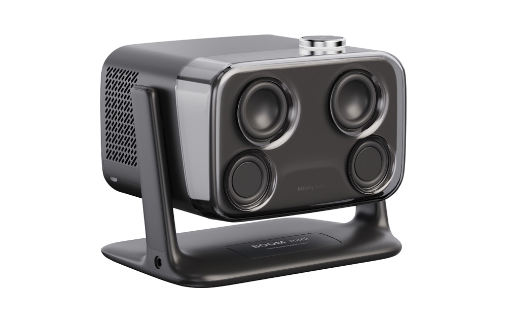 Πίσω όψη του προβολέα με τις επιγραφές «BOOM mini» και «Dolby Audio», όπου φαίνονται τέσσερα ηχεία κάτω από ένα διαφανές περίβλημα