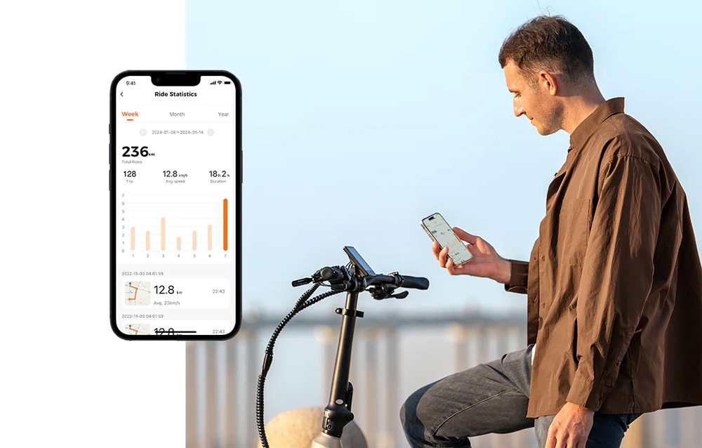 Ένας άνδρας χρησιμοποιεί ένα smartphone δίπλα σε ένα ηλεκτρικό ποδήλατο, με την οθόνη της εφαρμογής να εμφανίζει δεδομένα διαδρομής που είναι ορατά κοντά
