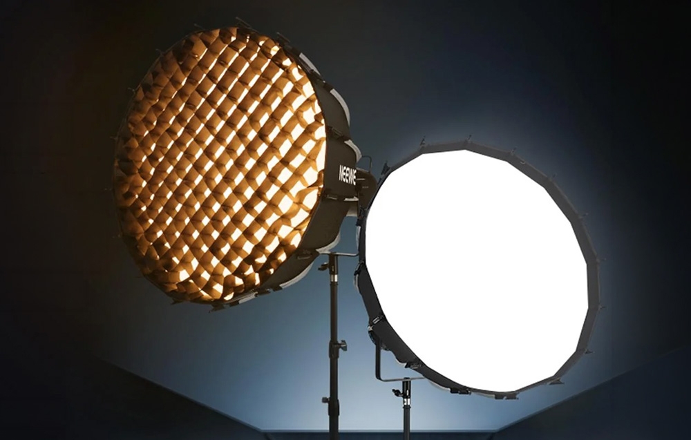Δύο softbox σε βάσεις: το ένα με ορατό πλέγμα κηρήθρας, το άλλο με λευκό διαχύτη φωτός.