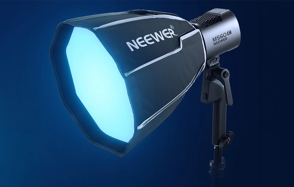 Ένα μικρό οκταγωνικό softbox Neewer τοποθετημένο στο φως MS60C, που εκπέμπει έντονο μπλε φως.