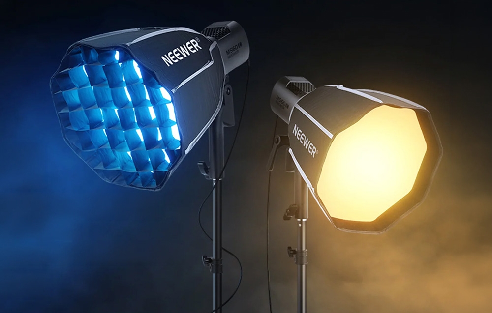 Δύο φώτα Neewer με softbox: το ένα με προσαρτημένο πλέγμα εκπέμπει μπλε φως, το άλλο χωρίς πλέγμα εκπέμπει κίτρινο φως.